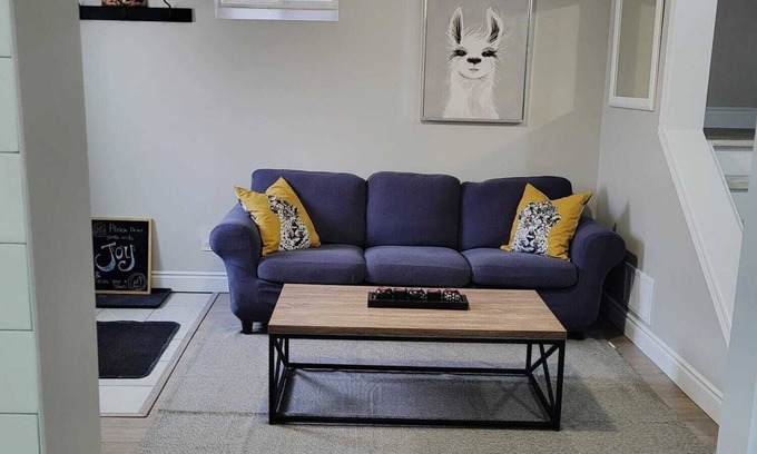 Halton Regional Municipality Apartment | Excellent location, free parking and very clean