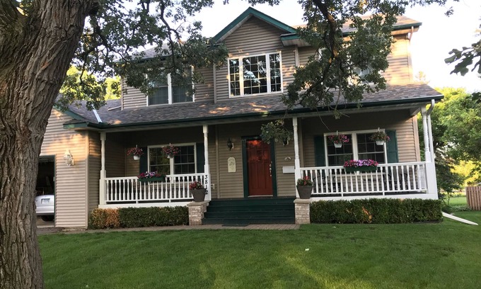 Crystal House | Exceptional 4bed/4bath home, granite and natural stone. Convenient location.