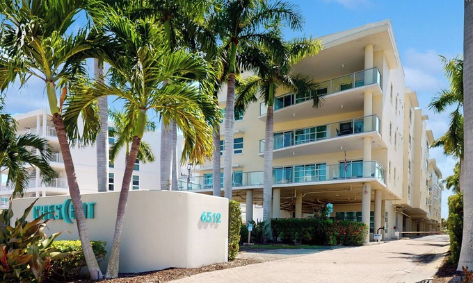 Siesta Key Condo | Exceptional Beachfront condo on Crescent Beach