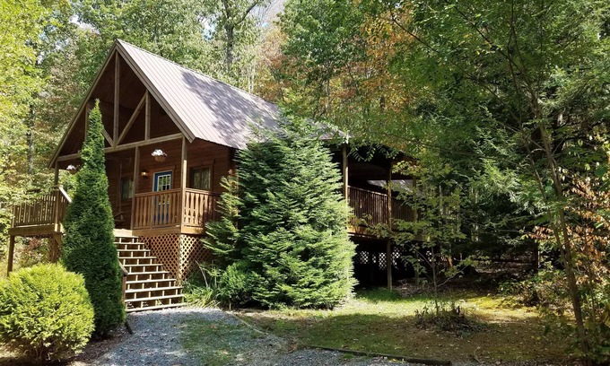Hico Cabin | Exceptional Cabin near the New River Gorge, Hot Tub, WiFi -sleeps 8