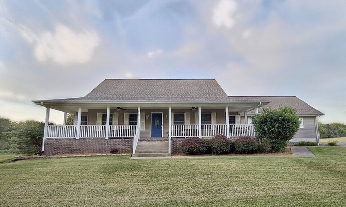 Cadiz House | Exceptional Home! Near Lake Barkley, King bed, fenced yard, extra living spaces.