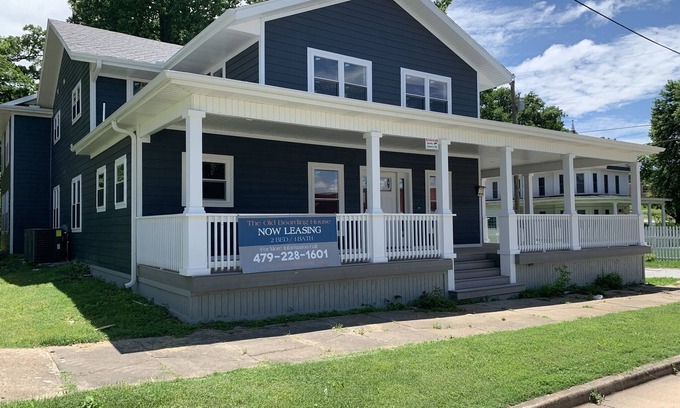 Siloam Springs Apartment | Exceptional Option in Downtown Siloam Springs - Comfort. Convenient. Clean.