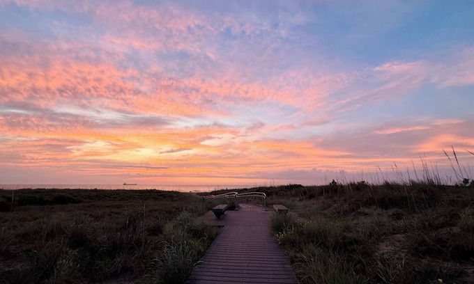 Northeast Virginia Beach House | Exceptionally clean cottage steps away to private beach!