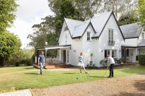 Witta House | Exclusive Luxury Designer Cottage Estate for 10 - Peaceful Retreat Just 8 Minutes from Maleny