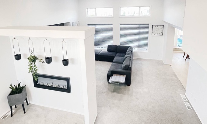 Winnipeg Villa | Exclusive Luxury Villa with Swimming Pool & Table tennis - Free Parking