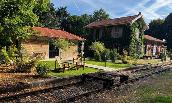 Boiscommun Bed & Breakfast | Exclusive Retreat in a Historic Railway Station near Orléans Forest