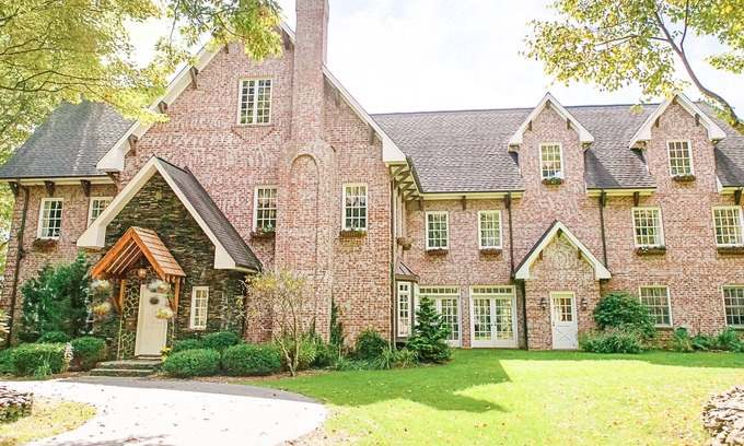 Jefferson House | Exclusive Use Resort and Event Space - SUMMER SPECIALS! CHRISTMAS SPECIAL!