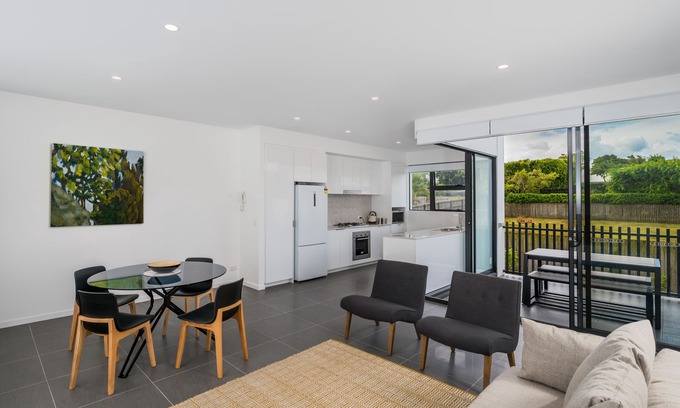 Bulimba Apartment | Executive 2BR Bulimba Apartment Across from the Park on Oxford St