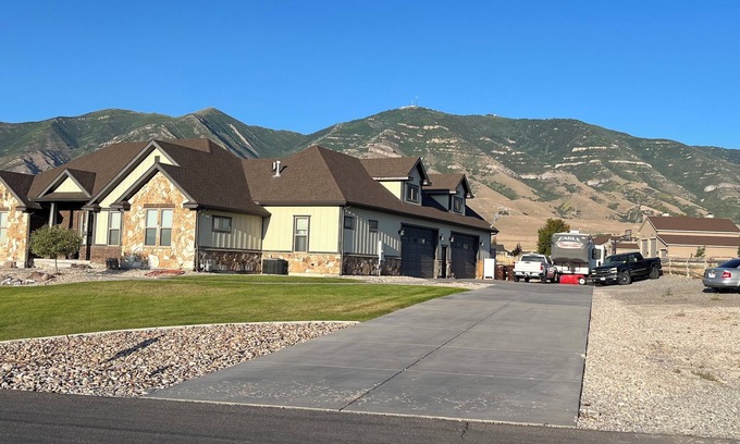 Tooele House | Executive 3BR Airport 15 Min Garage Project-Ready 1- Acre I-80 Access
