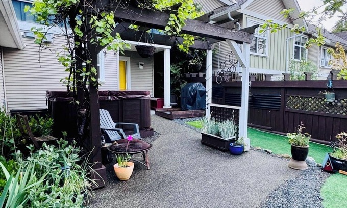 Regional District of Nanaimo House | Executive central Nanaimo townhouse close to all amenities