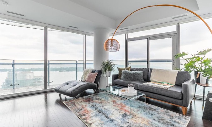 Toronto Entertainment District Apartment | Executive Corner Suite with Panoramic View