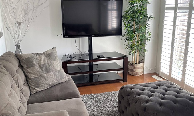 Halton Regional Municipality House | Executive End Unit Townhome