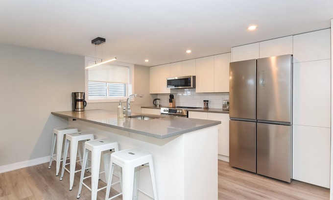 Ottawa Division Apartment | Executive high end 3 bdrm, 3 baths lower apt