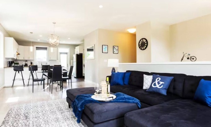 Jasper Place House | Executive Home - Long Stays - Garage - WiFi & NFLX