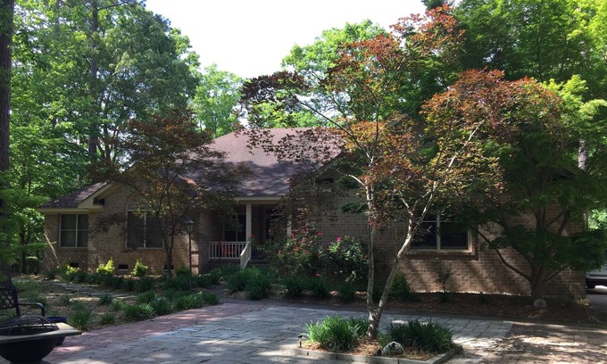 Northeast Virginia Beach Condo | Executive home on the lake!