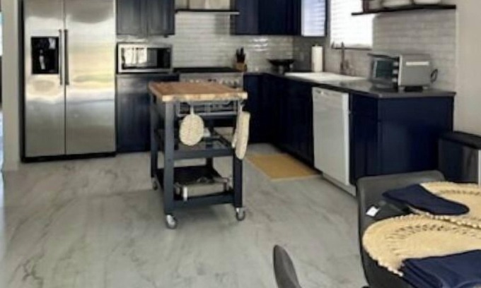 Capitol Beach House | Executive Home smack dab between the Airport and Downtown