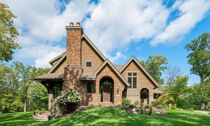 Minnetonka House | Executive Home with Sport Court close to Downtown Mpls!