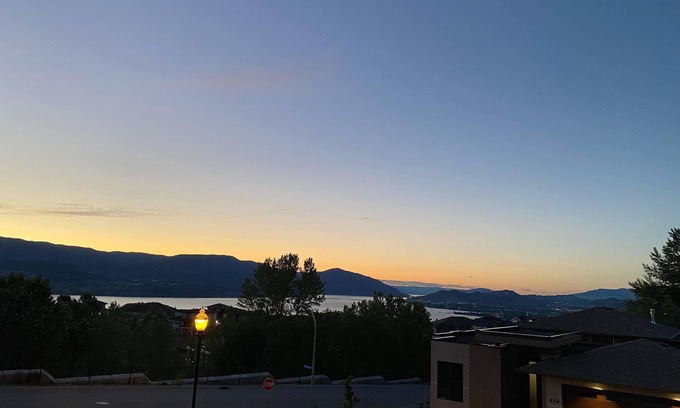 Southwest Mission House | Executive Home with Stunning Lake & Mountain Views – Perfect for Professionalsnn