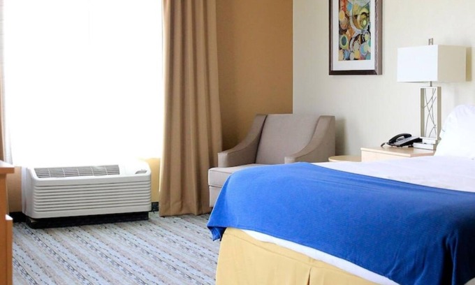 Southside Apartment | Executive hotel suite with fitness room, WiFi, Pool in lovely San Antonio