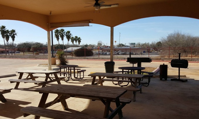 Floresville Hotel | Executive Inn and Suites