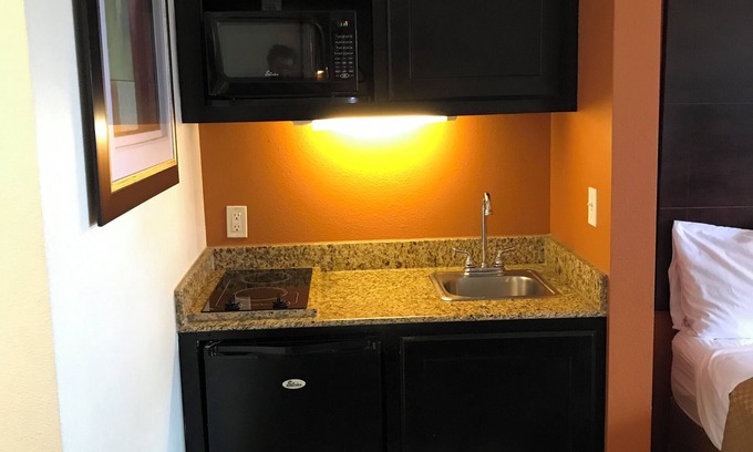 Pittsburg Hotel | Executive Inn & Suites
