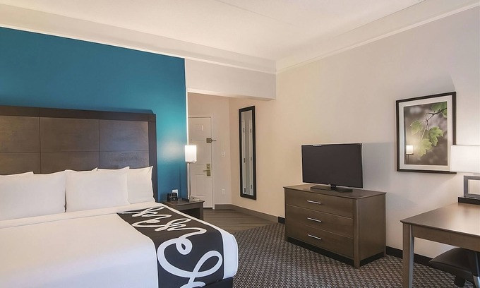 Orlando Hotel | Executive King with Pool View, La Quinta Inn & Suites, Free Breakfast, Near UCF