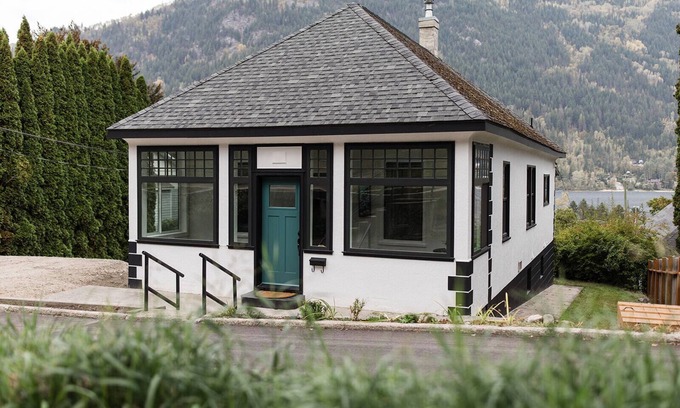 Nelson House | Executive Luxury heritage home with lake views minutes from shops, beach & ski!