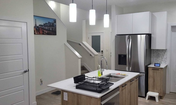 Southwest Edmonton House | Executive Modern Family Haven in spectacular and vibrant Glenridding Southwest