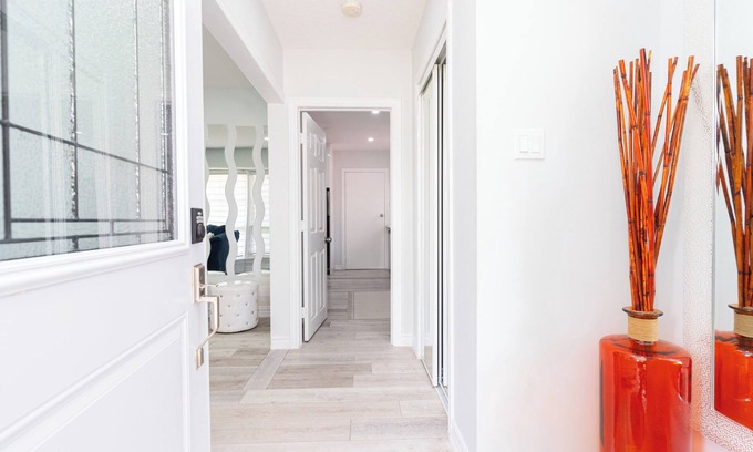Brampton House | Executive Modern Home with Backyard Oasis close to the Airport