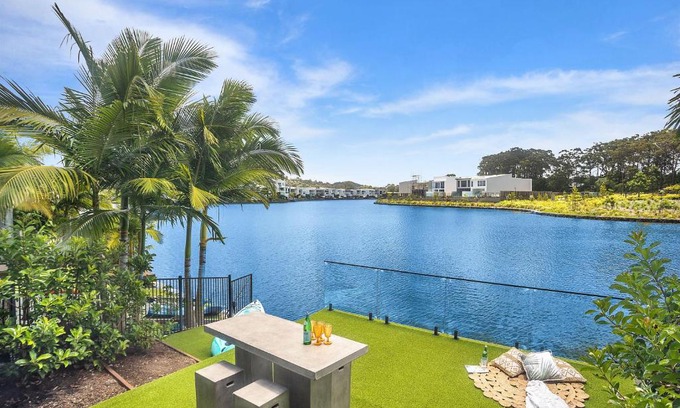 Maroochydore House | Executive, modern waterfront house