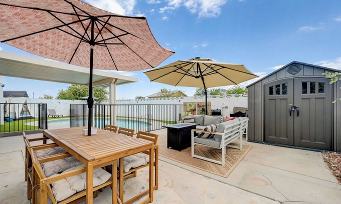 Summerlin House | Executive Oasis in Vegas: Pool, Privacy & Peace.
