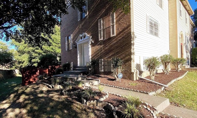 Hybla Valley House | Executive Private Room w bath near shopping