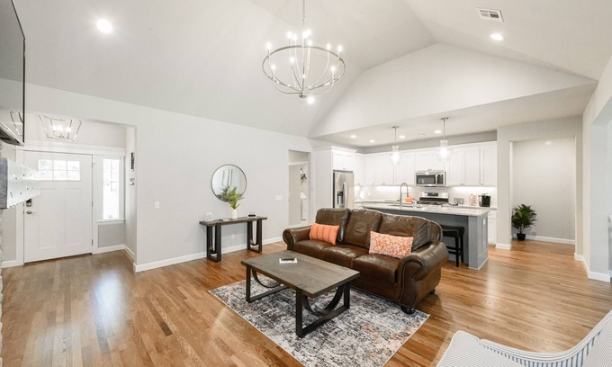 Broken Arrow House | Executive Stay, Modern Farmhouse Perfect Location. Garage Parking.