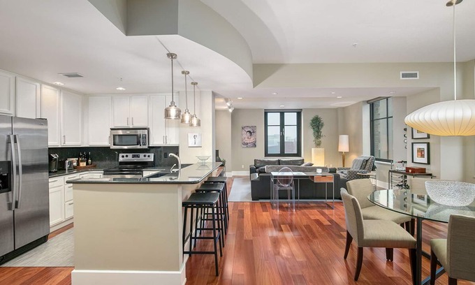 Heartside Condo | Executive style condo on the strip