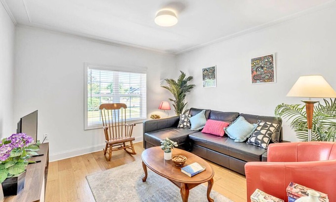 Royal Oak Apartment | Executive Suite - Prime Location - Sleeps 6 - Downtown
