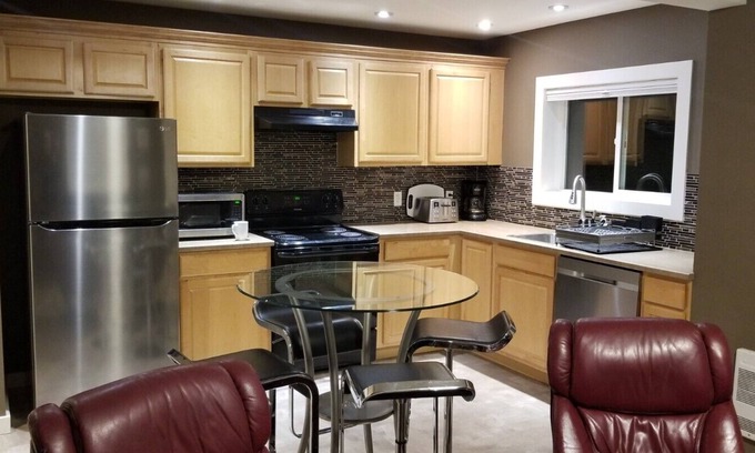 Victoria House | Executive Suite with commanding views - Claudette Ct.