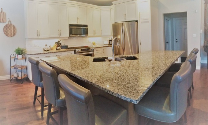 Rosemount House | Executive, walkable, 2Bath, near 401 & 8, patio, BBQ, multi monitors, Xbox