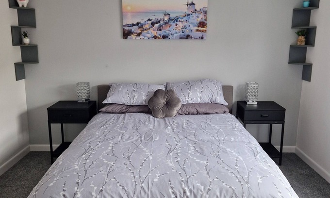 Exmouth House | Exmouth Retreat. Close proximity to Town centre , Beach & Train station.