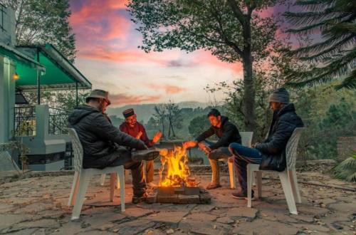 Dharampur Apartment | Exotic Stays I 3 BHK Serviced Apartment Kasauli I Open Air Lawn & Roof top I Bonfire I Nature Walk I Memorable I Kasauli