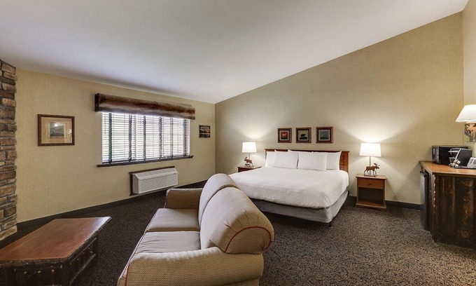 Columbia Hotel | Expanded King Executive w/Massage Chair & Living Area! Stoney Creek