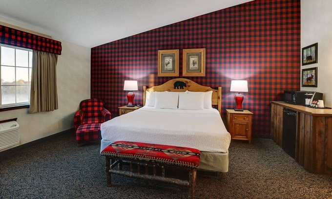 Johnston Hotel | Expanded King w/in-room Whirlpool! Stoney Creek Des Moines, Near I-35
