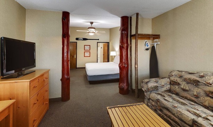 Moline Hotel | Expanded King with Sofa Bed, Stoney Creek Quad Cities, Pool