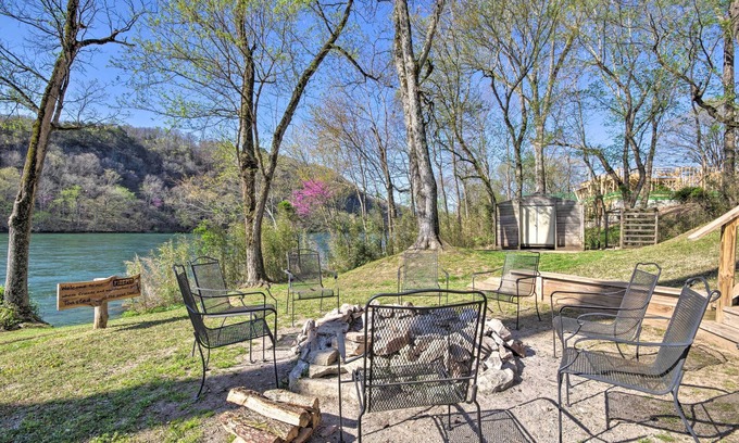 Cotter Cabin | Expansive Cotter Cabin on White River w/Deck!