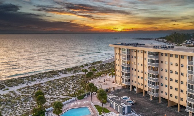 Venice Condo | Expansive Gulf Views from Balcony | San Marco on Venice with Private Beach | Heated Pool | King Bed