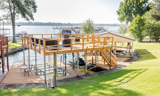 Enchanted Oaks House | Expansive Lake House with separate studio apartment