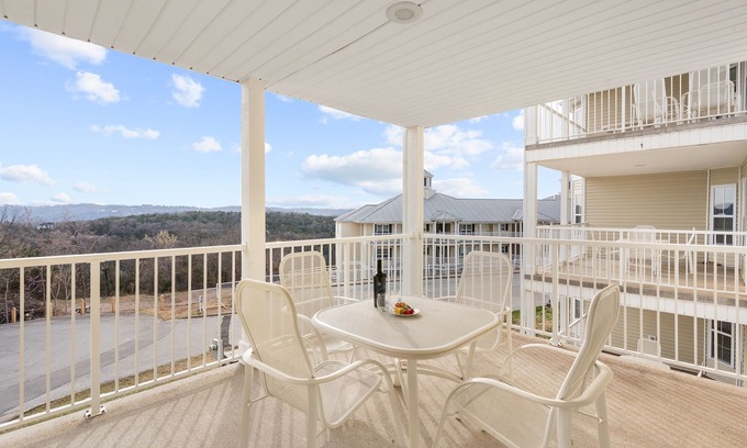 Kimberling City Ski Chalet | Expansive Lake Access Condo in Kimberling City-Free Attraction Tickets-Ozarks Views