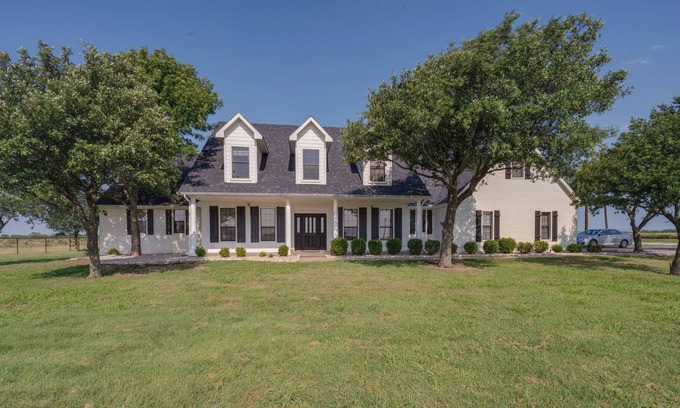 Pilot Point House | Expansive Pilot Point Home w/Fireplace!