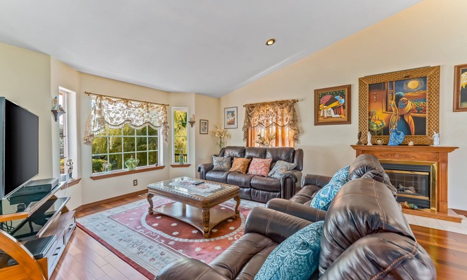 East Wenatchee House | Expansive Spanish-style home with two decks, grill, private W/D, & fast WiFi