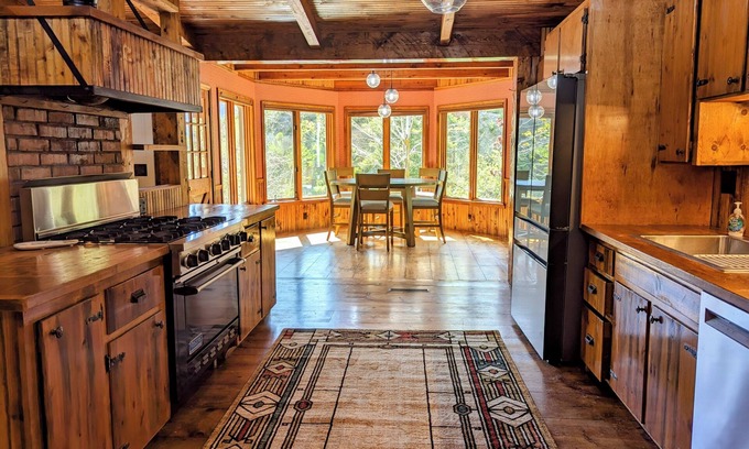 Glenwood Springs Cabin | Expect WOW! Jacuzzi, Game Room, Fire Pit, Waterbed, Massage Chair, Remodel 2024