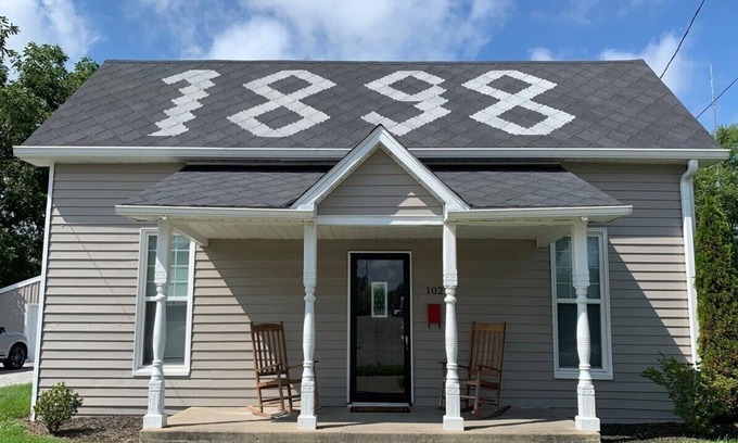 Fortville House | Experience life at 1898 Fortville House! Only 8 miles from Ruoff Music Center!